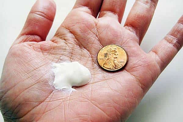 אל תתקמצנו על העור: שימו כמות כפולה של מטבעות קרם הגנה מפני השמש