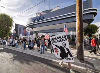 המבורגר פוליטי בלוס אנג'לס: הפגנות נגד מאסק מול הדיינר החדש שלו בהוליווד