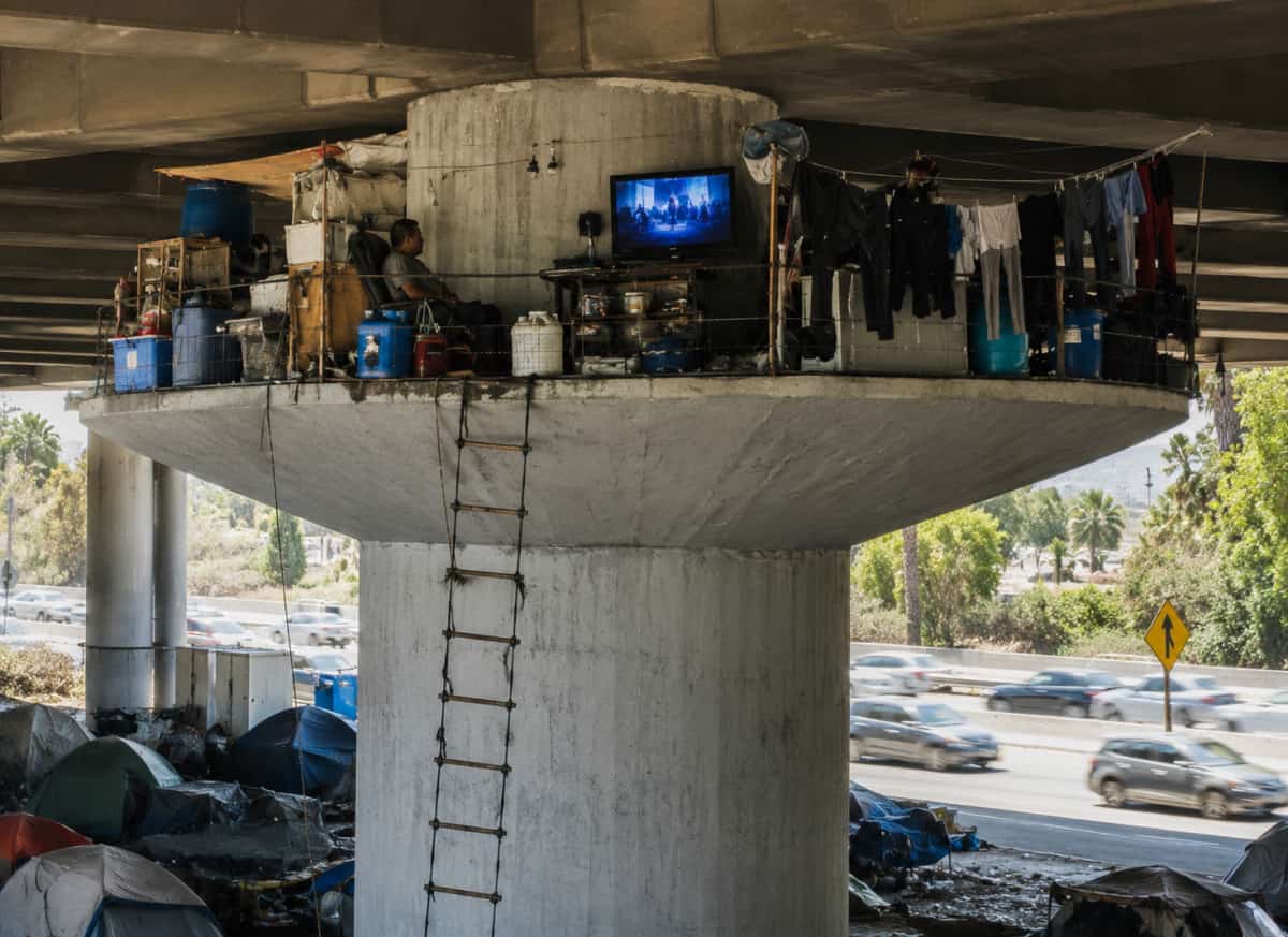 פנטהאוז על הכביש המהיר: ה"דירה" הבלתי נתפסת שמסעירה את לוס אנג'לס
