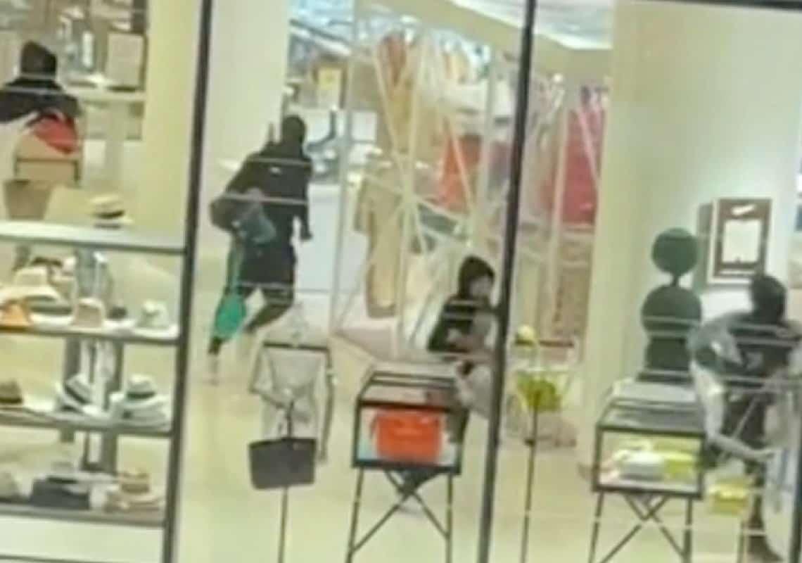 לוס אנג'לס: 14 חשודים פשטו על חנות וברחו עם סחורה גנובה