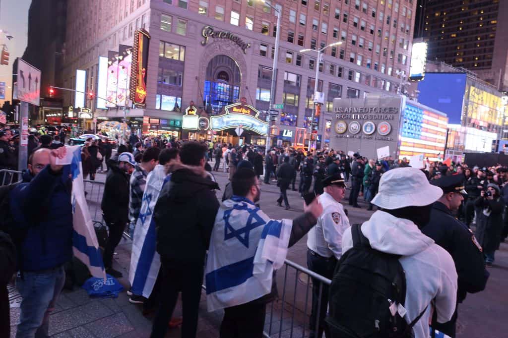 ניו יורק: עקב אחרי התיירים הישראלים, השמיע מוסיקה של חמאס בקול רם, ואז תקף באכזריות ברכבת התחתית