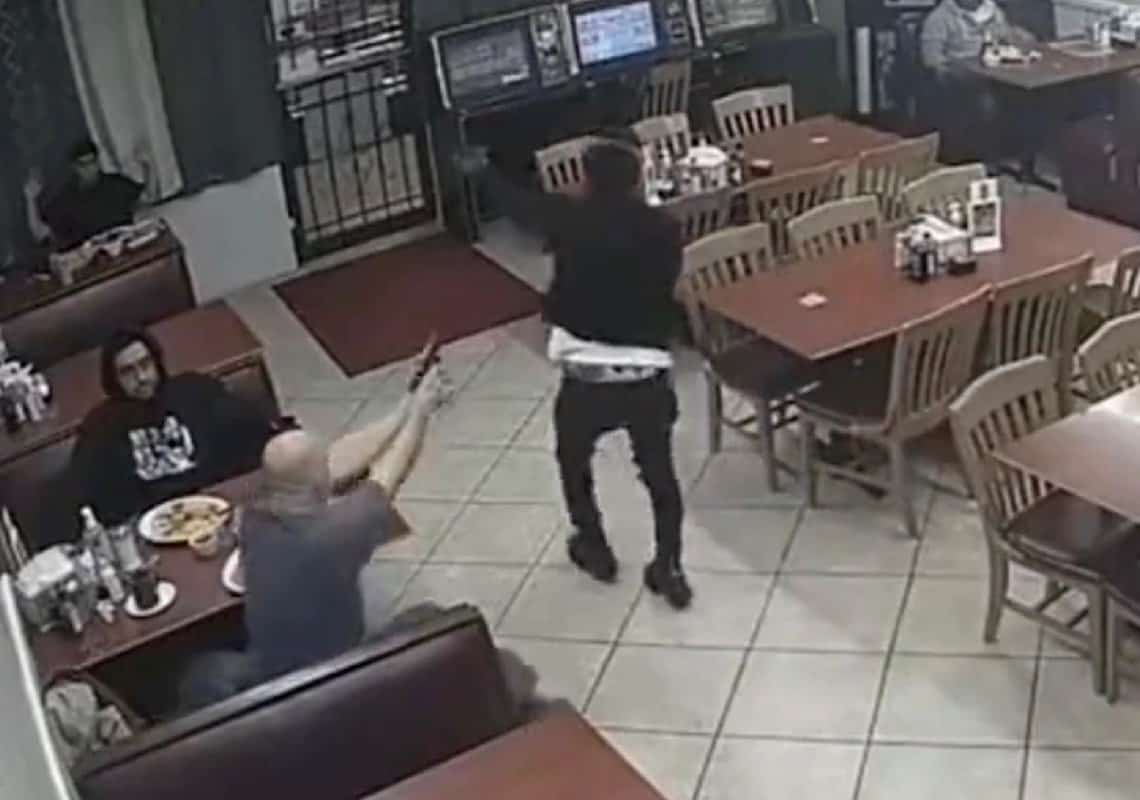 תיעוד מטקסס: שודד הטיל אימה על מסעדה, לקוח חמוש לא היסס להתערב