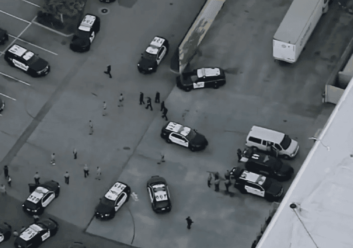 מאות צעירים פשטו על קניון בלוס אנג'לס – הדליקו זיקוקים ושרפו פח אשפה