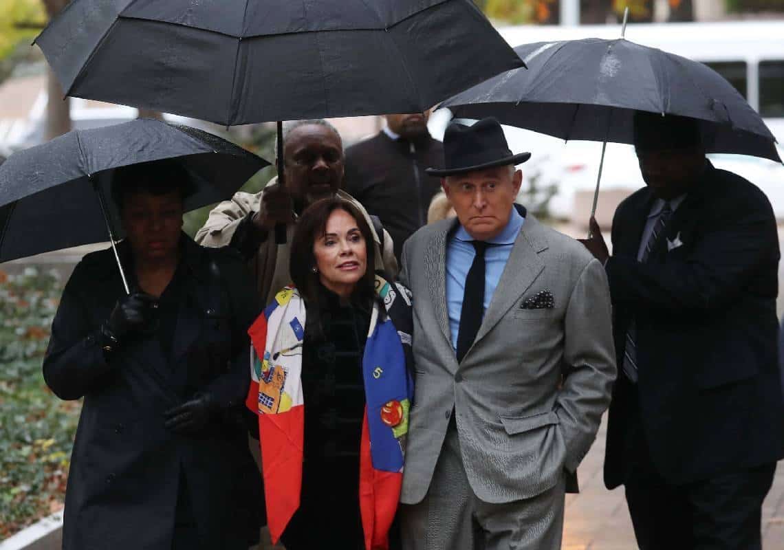 "היא אושפזה וממתינה לניתוח": מתקפה אכזרית של פעיל שמאל קיצוני נגד אשתו הנכה של רוג'ר סטון מול ביתה בפלורידה