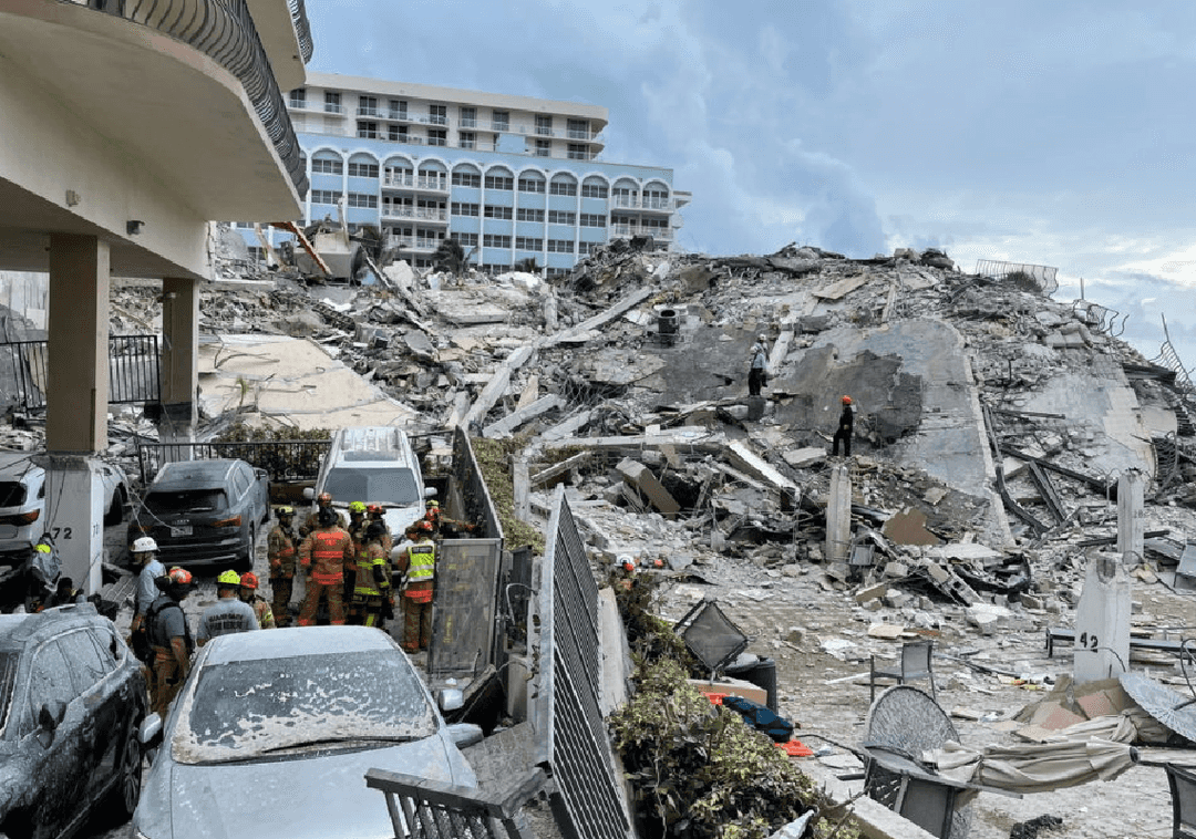 קריסת הבניין בסרפסייד | נחשף תיעוד ממצלמת הגוף של השוטרים: "יש הרבה אבק, אני בקושי רואה משהו"