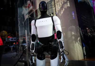 אילון מאסק לא רואה פתרון למשבר החוב הלאומי - מלבד מהפכת בינה מלאכותית ורובוטיקה