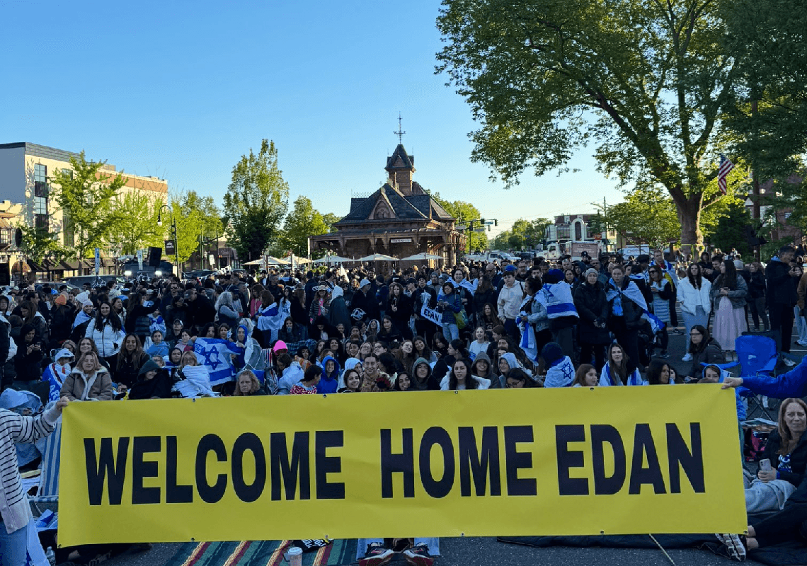 מאות יצאו לרחובות בניו ג'רזי כדי לחגוג את שחרורו של עידן אלכסנדר: "הבן של כולנו"