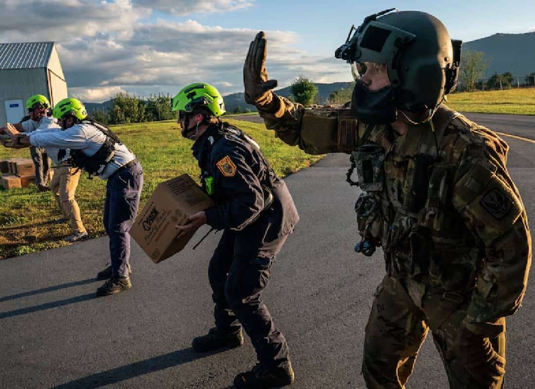 עובדי סיוע לנזקי ההוריקן בצפון קרוליינה הועברו בעקבות דיווח על מיליציה חמושה שמאיימת על חייהם