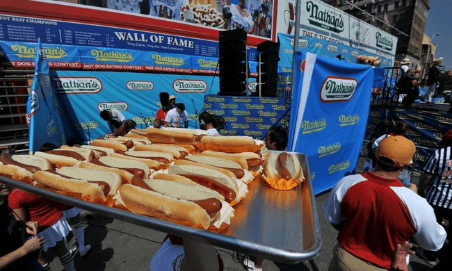 אוהבים נקנקיות? אל תפספסו את תחרות האכילה המפורסמת רשת המסעדות Nathan's לרגל יום העצמאות