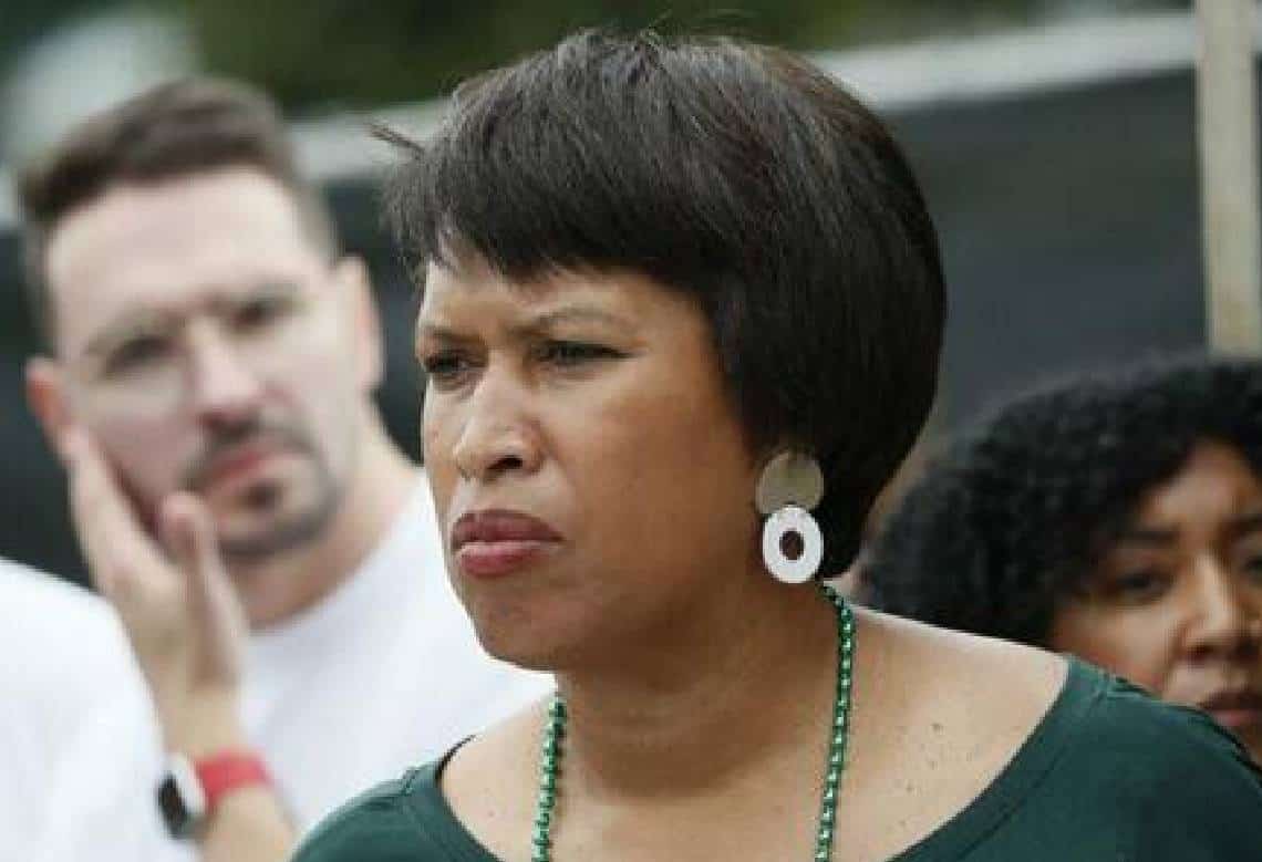 רפובליקנים מסיעים מהגרים בלתי חוקיים באוטובוסים לערים דמוקרטיות - עכשיו ראש עיר אחת מתלוננת