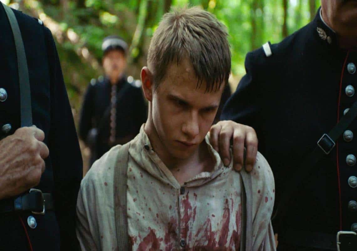 ילד צעיר עורף ראש של ילד אחר: זה הסרט המטלטל שאתם חייבים לצפות בו 