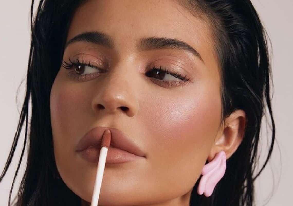 קיילי ג׳נר חוטפת ביקורת על השפתיים שלה, ולא נשארת חייבת