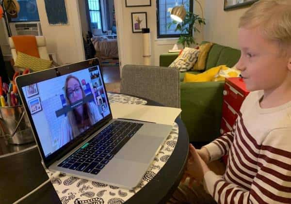 התלמידים בניו יורק עברו למתכונת מקוונת, חידוש שנת הלימודים מוטל בספק