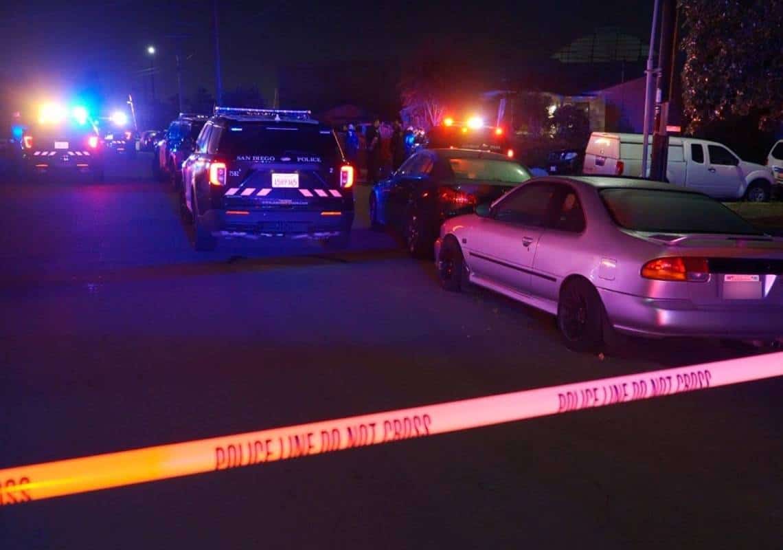 לא היסס להתערב: בן 62 חטף אקדח מפורץ וירה בו, חשוד שני נמלט בריצה