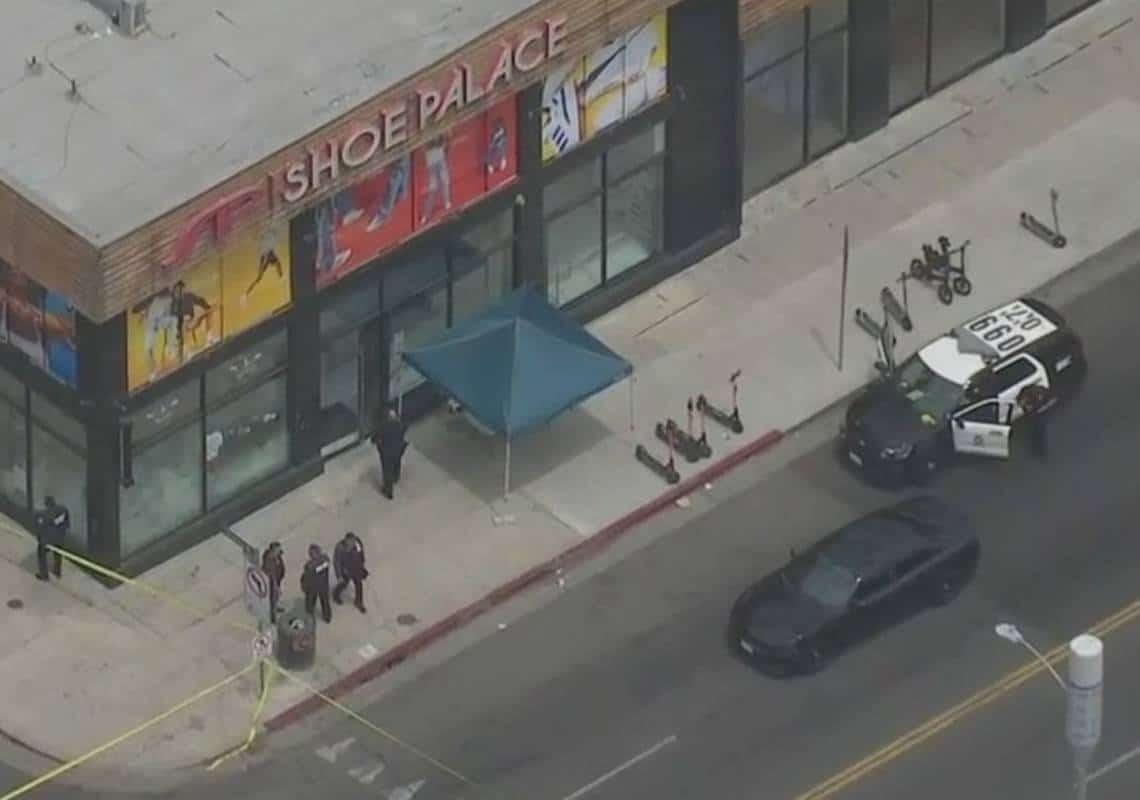 לוס אנג'לס: עובד בחנות נעליים נורה למוות במהלך קטטה בין לקוחות