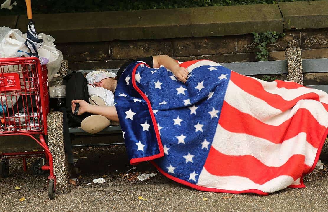 כמה חסרי-בית חיים באמריקה? ובאילו מדינות התופעה שוברת-שיאים?