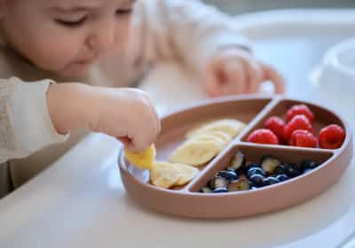 שלב המוצקים הגיע? פרי אחד אהוב במיוחד עשוי לחולל שינוי אמיתי בבריאות ובחוסן של התינוק שלכם