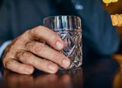 כשכוס היין שלכם הופכת למסוכנת: למה אלכוהול בגיל מבוגר זה לא מה שחשבתם