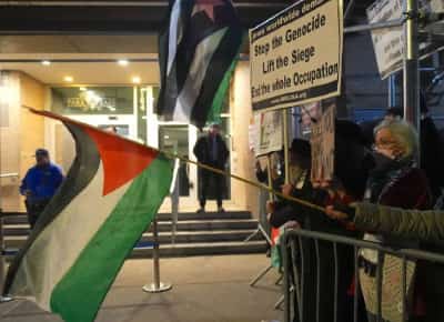 המושלת נגד ראש העיר: מדינת ניו יורק מקימה חומת הגנה סביב בתי הכנסת  