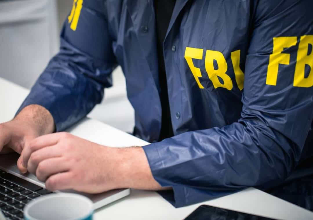 הונאת הגירה בקליפורניה: התחזה לסוכן FBI וגנב אלפי דולרים ממהגרים