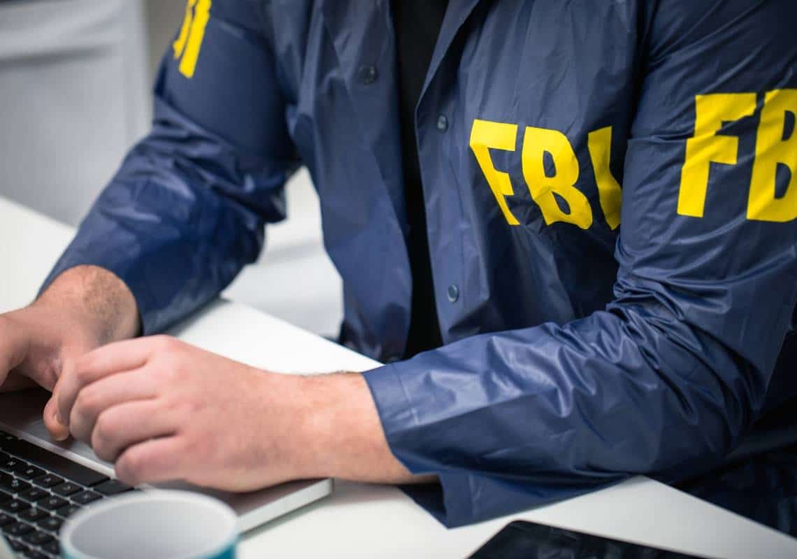הונאת הגירה בקליפורניה: התחזה לסוכן FBI וגנב אלפי דולרים ממהגרים