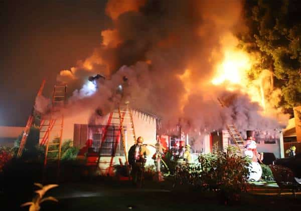 צפו בתיעוד הדרמטי מוואלי לוס אנג'לס: שריפת ענק פרצה בבית בשרמן אוקס