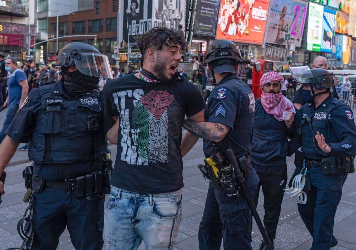 "לא נסבול הטרדה של יהודים ברחובות העיר": גל מעצרים ברחבי ניו יורק בעקבות הקטטה האלימה בטיימס סקוור