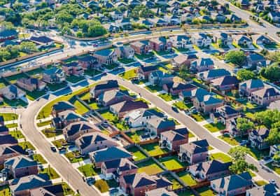 הכירו את השכנים שלכם: רוכשים זרים שוטפים את שוק הדיור בטקסס