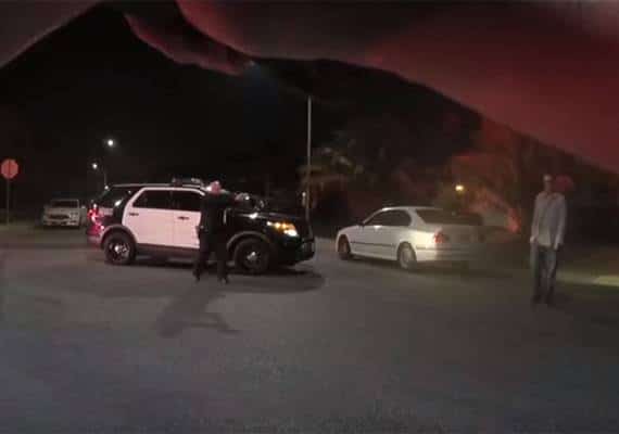 צפו בתיעוד: כך נורה חשוד בדקירת אשתו בידי המשטרה