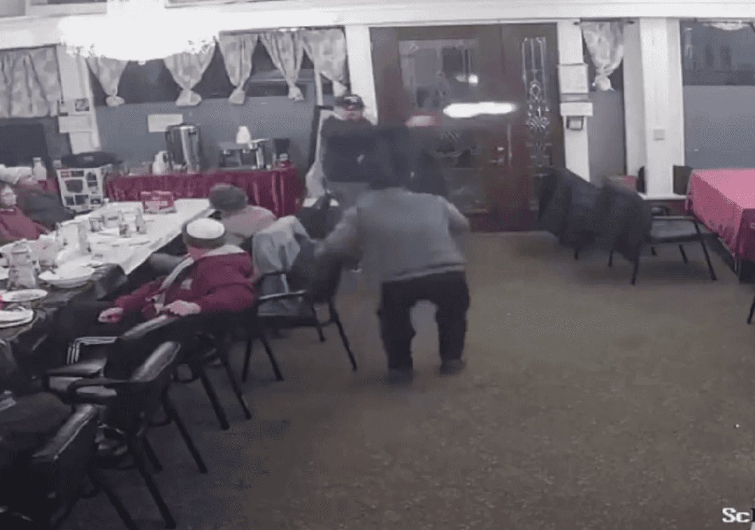 הירי בבית הכנסת בסן פרנסיסקו: פורסם תיעוד הרגעים המפחידים 