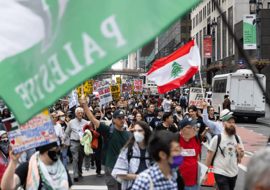 "נתניהו, אנחנו נגיע אליך!": מפגינים אנטי-ישראלים התאספו מחוץ למלון בניו יורק בו שוהה ר"מ ישראל