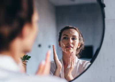 בלי ניתוחים ובלי קרמים יקרים: שישה הרגלים קטנים שעושים פלאים לעור הפנים