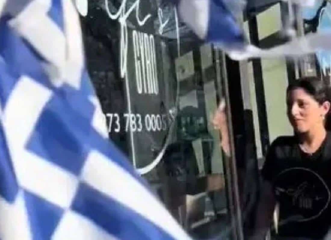 טיקטוקרית אנטי ישראלית קרעה דגלים יווניים במסעדה בניו ג'רזי כי סברה שהם ישראלים