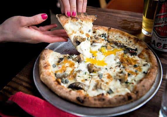 ניו יורק: מנות הפיצה המצוינות גורמות לקהל לנהור ל-Speedy Romeo 