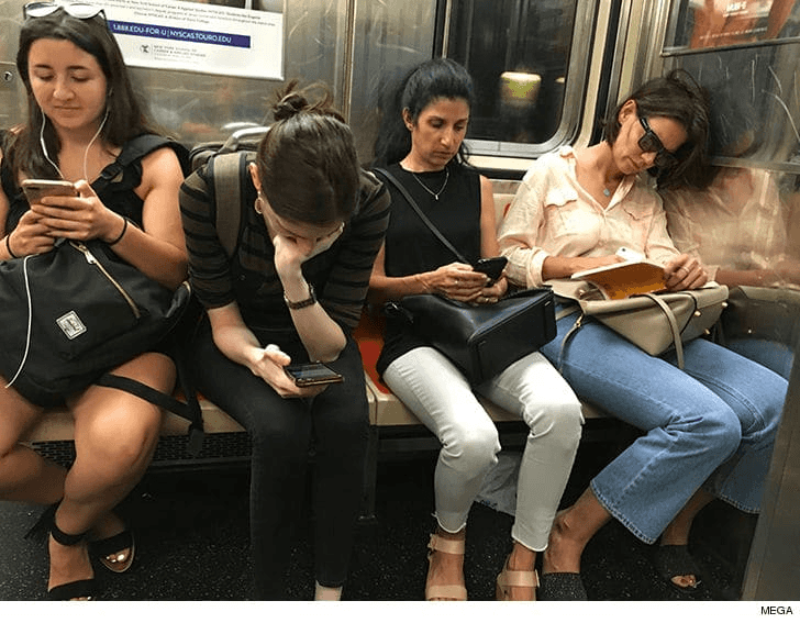 קייטי הולמס יורדת לעם ונדחפת לספסל בסאבווי של ניו יורק