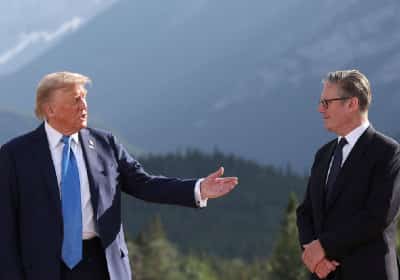 אחרי התייעצות עם ארה"ב: בריטניה מחמירה את מדיניות ההגירה ומאיימת בצעדי ענישה