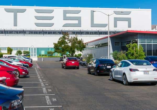 אילון מאסק חוגג: מניית טסלה מזנקת לשווי היסטורי