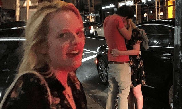 סיפורה של נשיקה: אליזבת' מוס מתמזמזת עם זר מסתורי בניו יורק