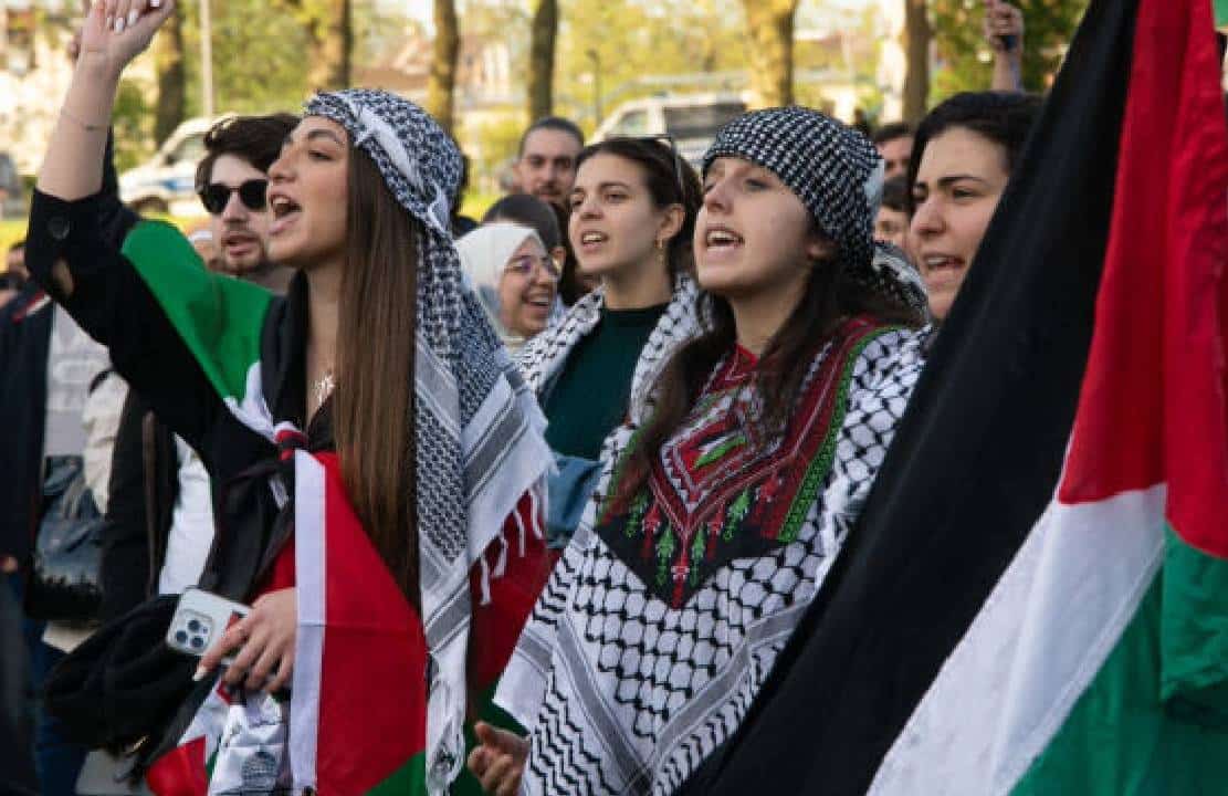 בוגרי קולומביה פרו-פלסטינים קרעו את תעודת התואר שלהם במהלך טקס הסיום תוך הפגנת תמיכה בחמאס