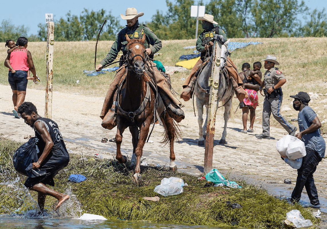 השר לביטחון הפנים על תמונות השוטרים מכים מהגרים: לא רואה דבר פסול