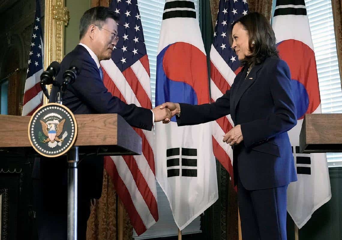 "סרטון מביך, וגזעני":  קמלה האריס לחצה את ידו של מנהיג דרום-קוריאה ומיד ניגבה אותה על הז'קט למול המצלמות