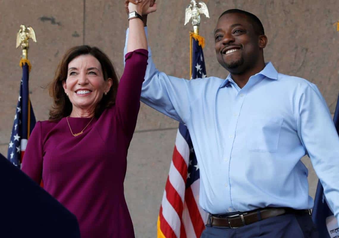 שעות ספורות לאחר שהואשם בעבירות שוחד והונאה: סגן מושלת ניו יורק התפטר מתפקידו