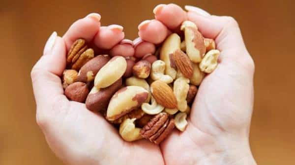 בעבור חופן אגוזים: ניתן לצמצם את הסיכון לגורם העיקרי לשבץ ב-18% עם מעט אגוזים 3 פעמים בשבוע