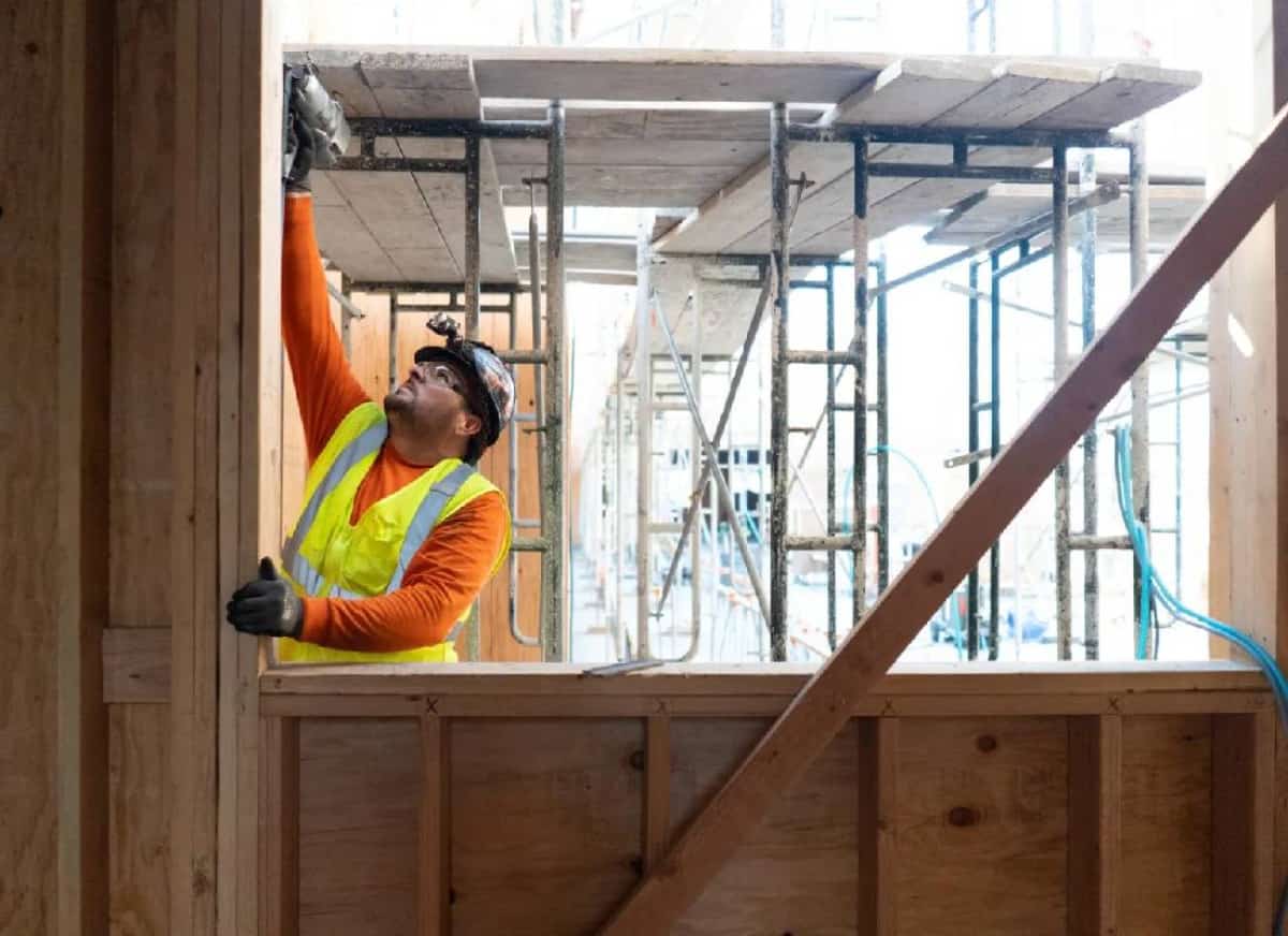 שבעה חוקים חדשים שכל קבלן וכל בעל בית בקליפורניה חייבים להכיר — ורשויות המדינה כבר מחכות לטועים