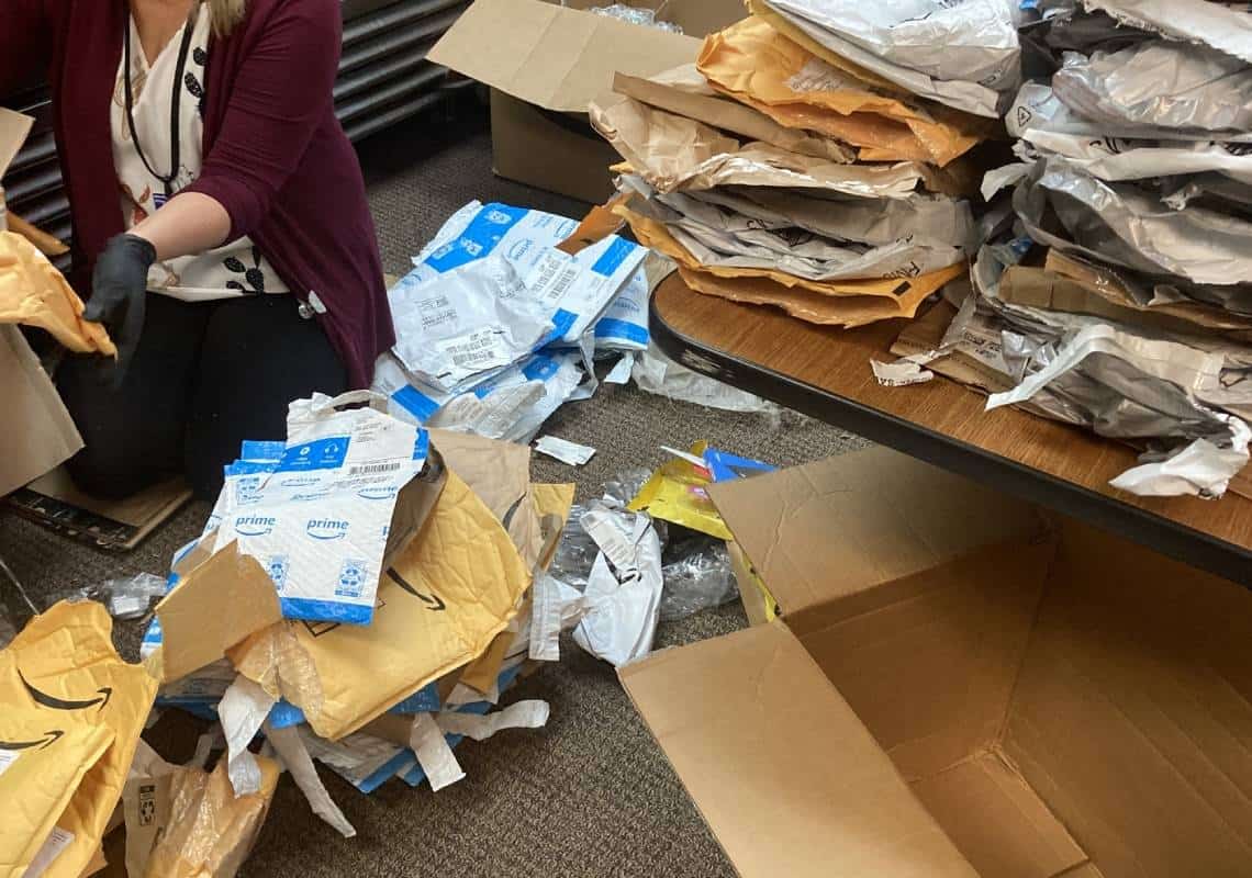 שוב זה קורה: מאות חבילות של אמזון נמצאו באזור נידח