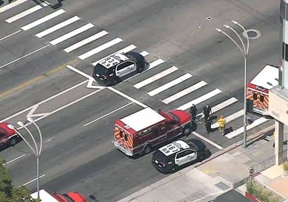 לוס אנג'לס: 2 בני אדם נורו מחוץ לבית ספר בוואן נייס, 2 חשודים נעצרו