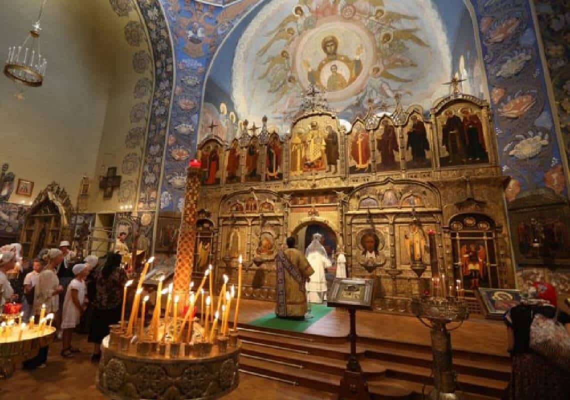 "מפחיד לדבר רוסית ברחוב": איומי מוות על כמרים ושריפת מרכז תרבות רוסי - הרוסופוביה מתפשטת במערב אירופה