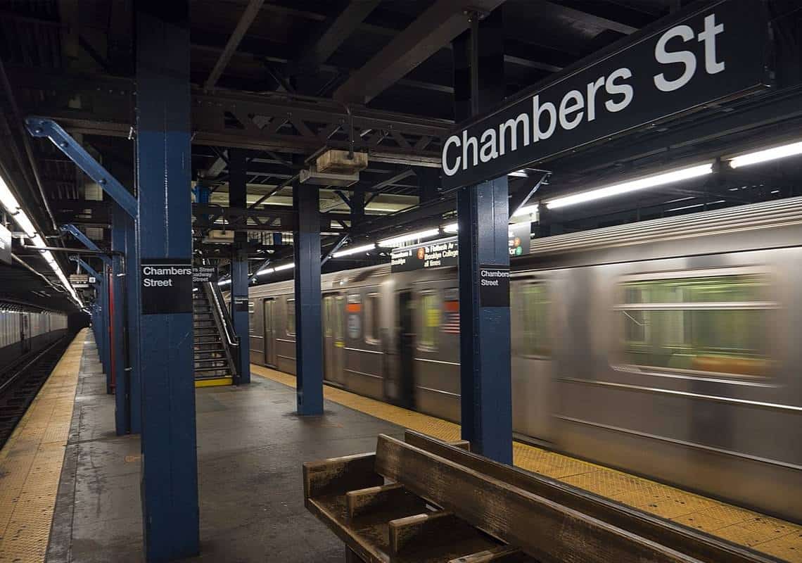 תקיפה מזעזעת ברכבת התחתית של ניו יורק: תייר נדקר באמצעות מברג