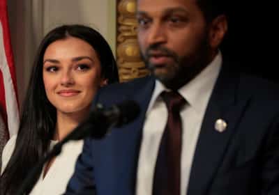 סוכנת מוסד בלב האף.בי.איי.? הטענות נגד בת הזוג של קאש פאטל