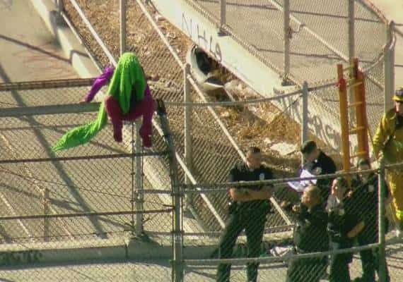 לוס אנג'לס: "הג'וקר" התבצר מעל לכביש המהיר וגרם לפקקי ענק